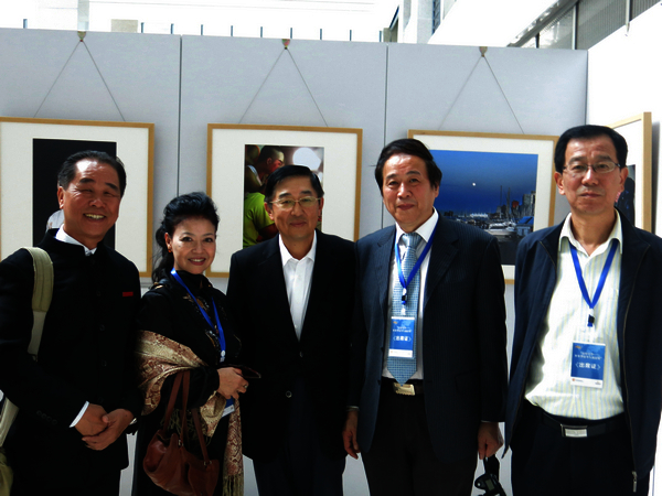 吴其萃董事长出席“亲情中华——世界华侨华人摄影展”开幕式