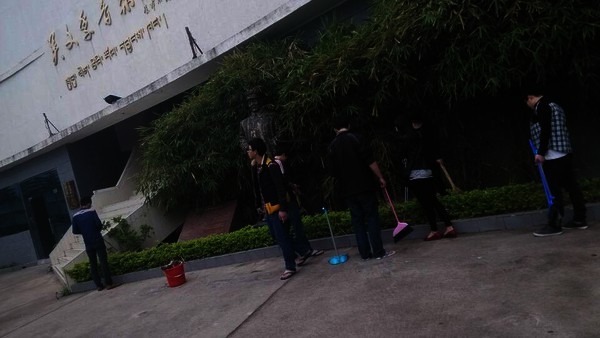 人人动手“扫”出清洁家园