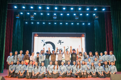我院2013级毕业生欢送晚会“年代秀”在吴文季音乐厅举行