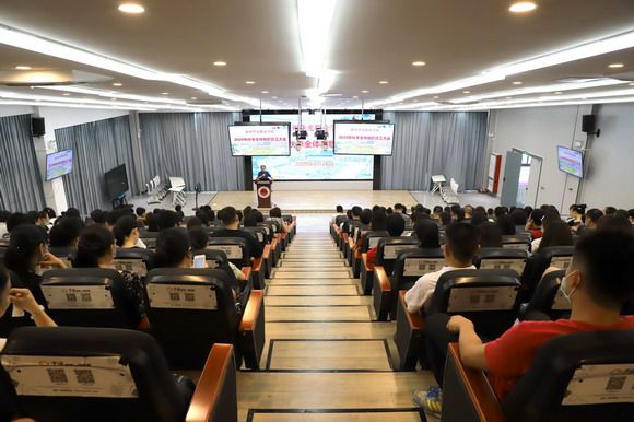 新学期,华光迎接新挑战点燃新希望 ——我校召开2020-2021新学年全体教职工大会