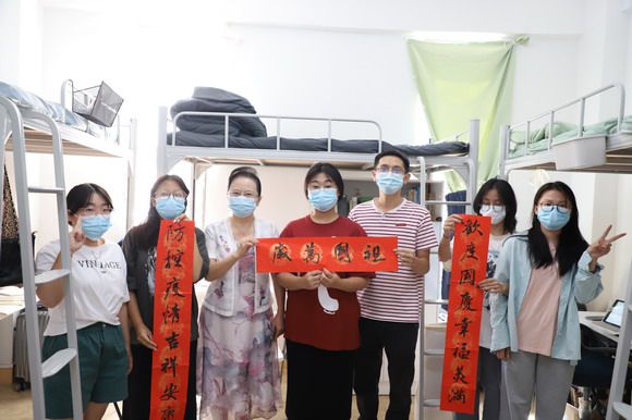 校领导给同学们送健康、送祝福