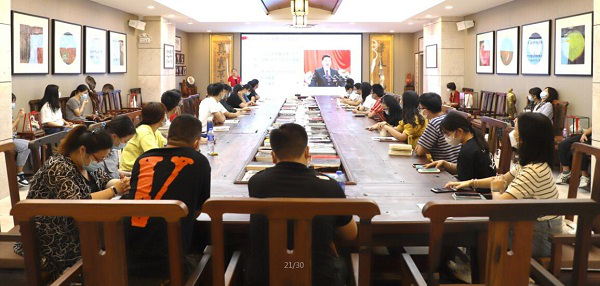 我校召开意识形态工作专题讲座