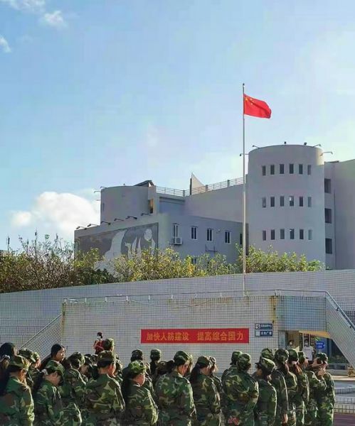 我校举行2021级新生升国旗仪式暨军训动员大会