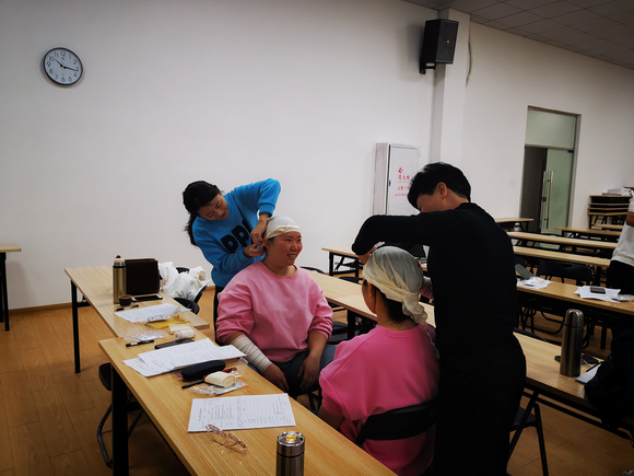 泉州市红十字会志愿者周末开班为我校培训持证救护员