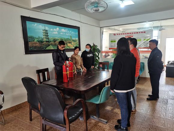 我校开展食堂工作人员消防器材使用培训
