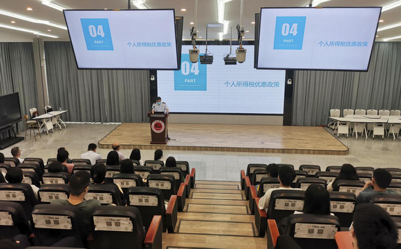 携手共创促发展 送法进校育新人