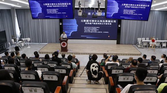 华光前沿讲座丨蒋永生教授带领华光人领略“元宇宙” ——泉州华光职业学院元数据视觉研究院成立