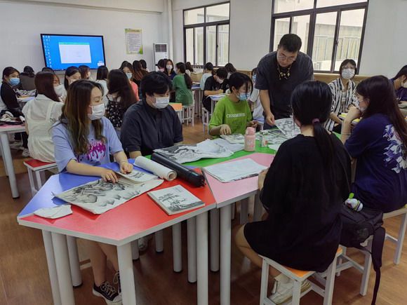 秋季开学线下首日,华光校园秩序井然