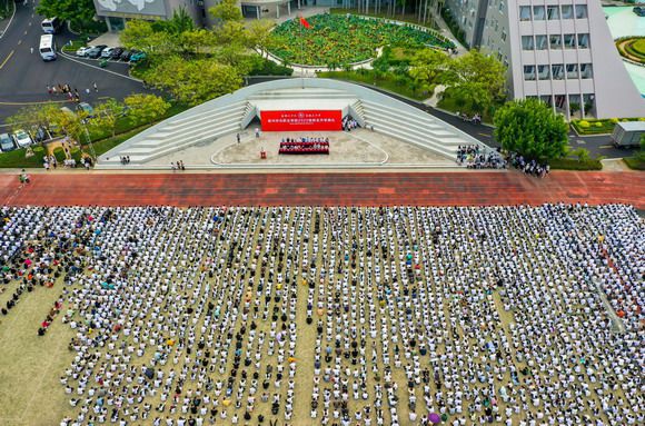我校举行2022级新生开学典礼