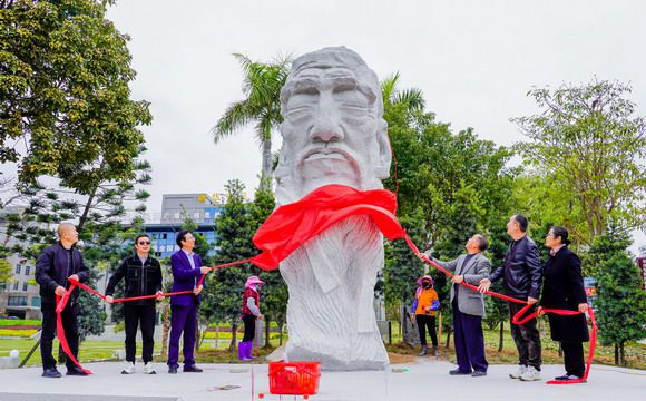 我校举行孔子雕像落成揭幕仪式