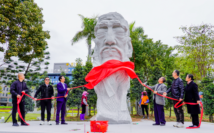 来源：福建教育网——泉州华光职业学院孔子雕像落成