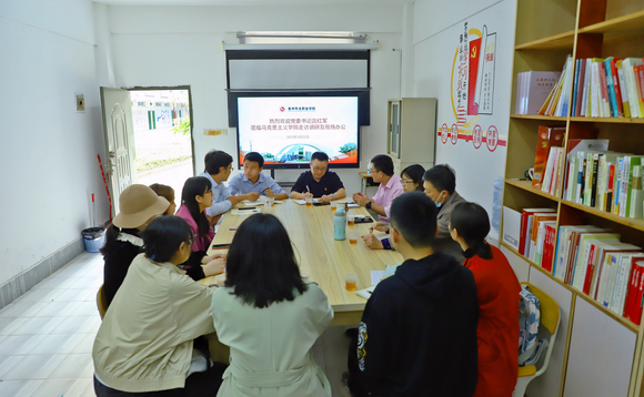 学校党委书记吕红军深入马克思主义学院走访调研并现场办公