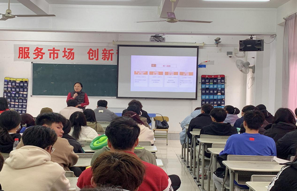 【学习宣传贯彻二十大精神】副校长崔荫深入课堂为学生讲授“铸牢中华民族共同体意识”专题思政课