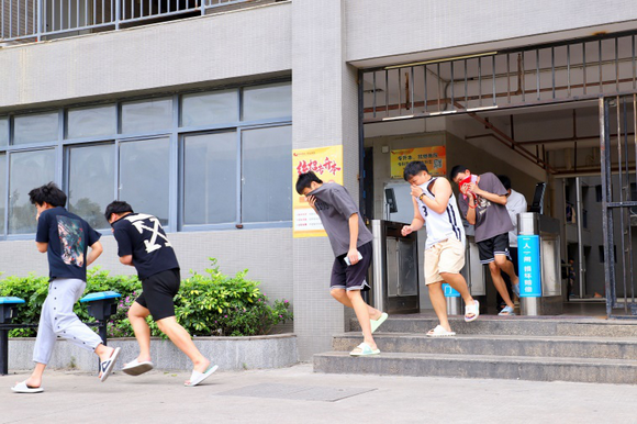 泉州华光职业学院开展应急消防疏散演练活动