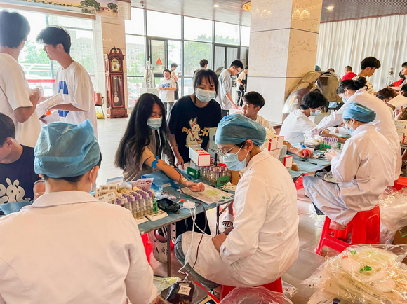 我校开展公益献血活动