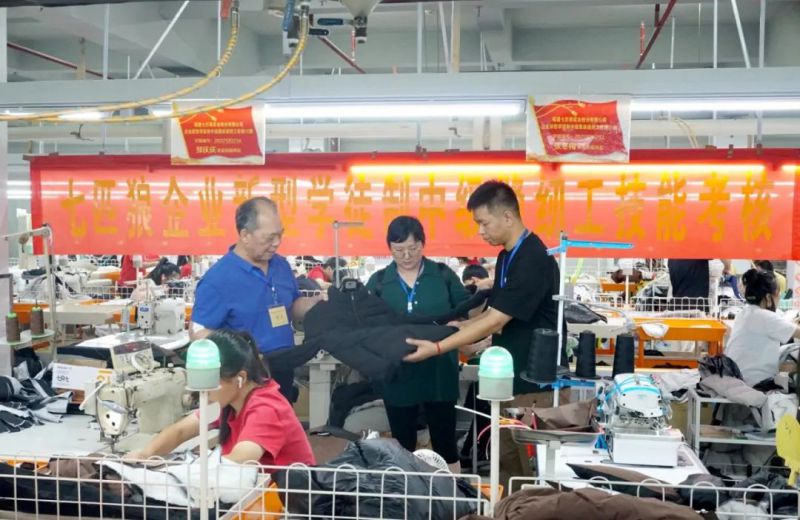泉州华光职业学院圆满完成七匹狼企业新型学徒制中级缝纫工职业技能考核评价