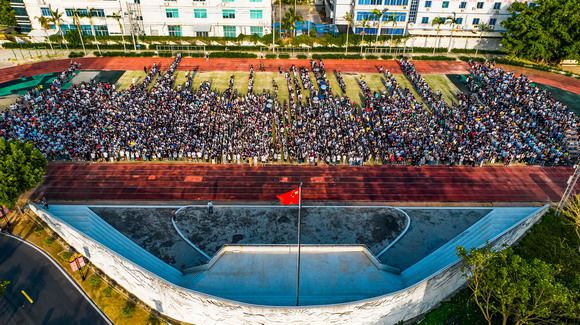 我校举行新学期第一场升旗仪式