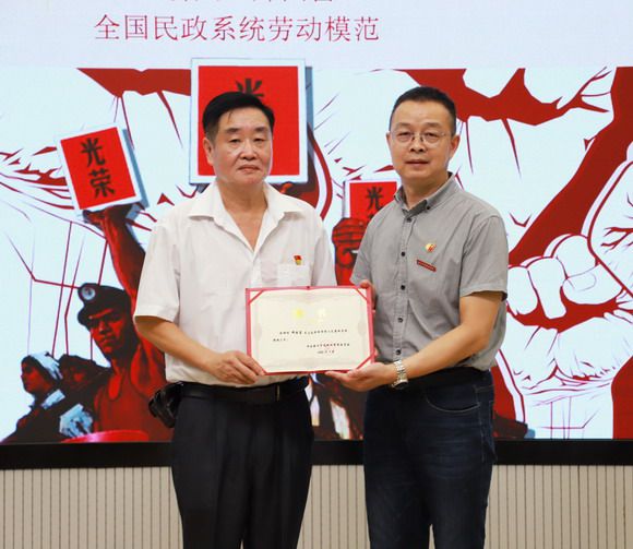 劳模工匠进校园丨讲述劳模故事，弘扬劳模精神