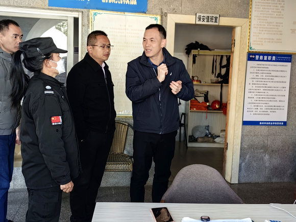 我校开展拉网式安全检查