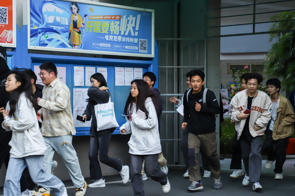 我校开展防震应急疏散演练