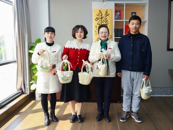 庆祝三八妇女节  礼赞华光半边天