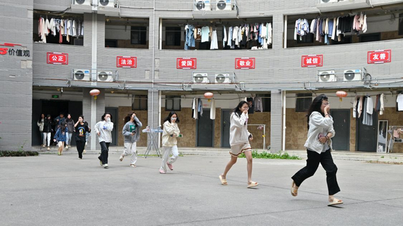 我校开展春季消防安全应急疏散演练