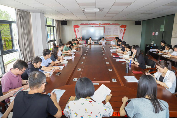 我校召开党委理论中心组学习(扩大)会