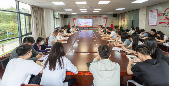 校党委书记吕红军讲授党纪学习教育专题党课