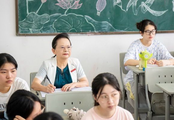 开学第一课︱开学第一天，校领导干部深入课堂听课