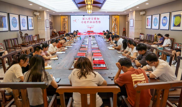 我校召开党委理论学习中心组学习(扩大)会