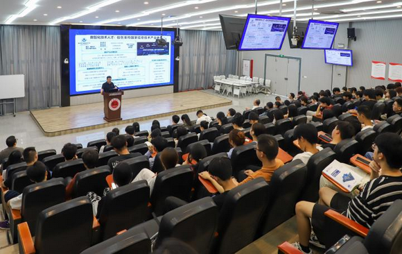 2024年泉州市产教融合专题报告会在华光举办