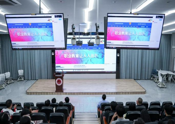 我校召开2025年度职业院校技能大赛备赛工作研讨会
