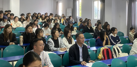 教育部专家来我校开展思政课“推门听课”活动