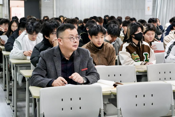 校长陈雅芳、党委书记吕红军深入课堂听思政课