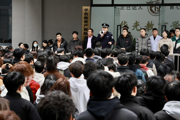 我校开展安全逃生演练与安全教育宣传活动