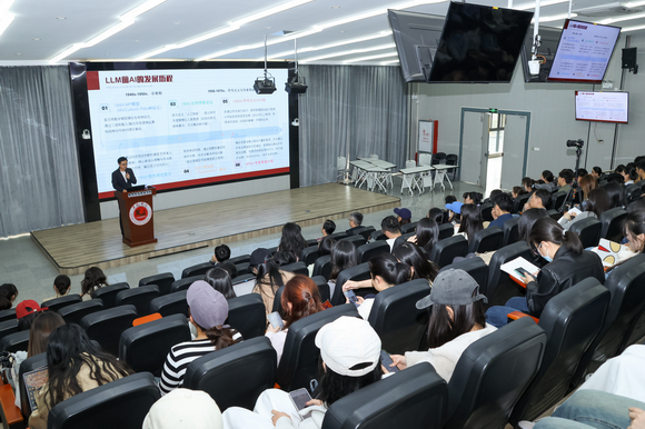 拥抱AI,创新运用:我校组织开展AI素养和应用技能专题培训