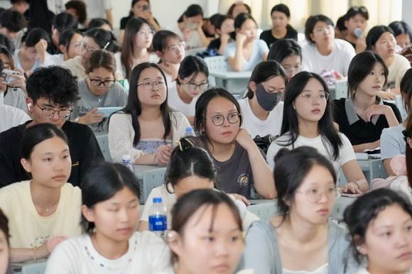 我校组织观看电影纪录片《桃李无言》
