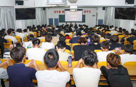 泉州华光职业学院隆重举行2025年征兵宣传现场会