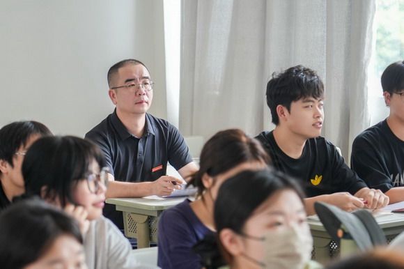 开学第一课︱校领导推门听课，与师生同上“开学第一堂课”