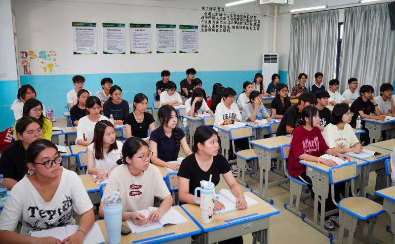 校领导集体进课堂,2025级新生“开学第一课”铸魂启新程