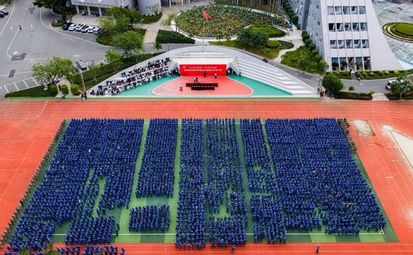 戎装青春 沙场点兵——泉州华光职业学院举行2025级新生军训汇报大会