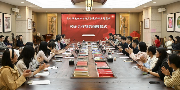 我校与华厦眼科医院集团举行签约揭牌暨厦门大学平潭研究院科研经费捐赠仪式