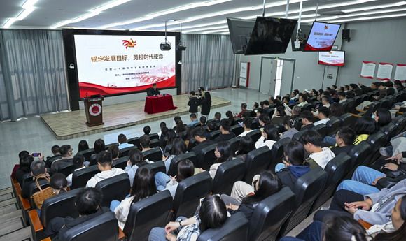 泉州台商投资区党工委书记苏延辉来校宣讲党的二十届四中全会精神并讲授思政课
