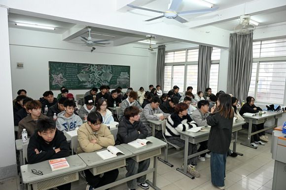 2026春季开学第一课开讲!校领导深入课堂听课,全体教师精心说课