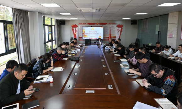 我校召开党委理论学习中心组学习(扩大)会