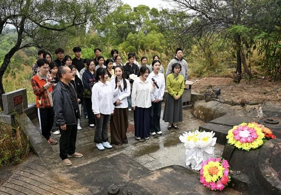 缅怀音乐先贤 传承情歌文脉——泉州华光职业学院开展吴文季先生清明祭扫活动