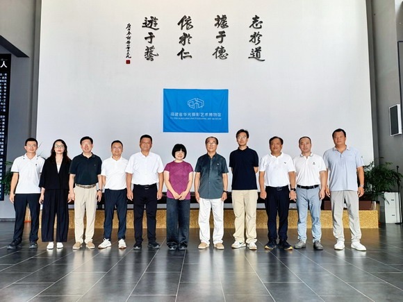 清华大学美术学院院长吴琼一行莅临我校参观指导