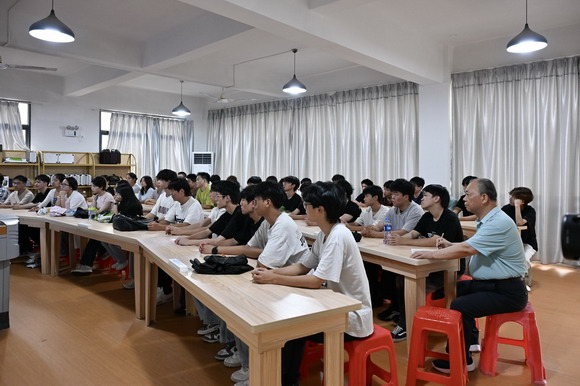 秋启新程逐梦行 课堂有序启新篇——泉州华光职业学院喜迎秋季学期开学首日
