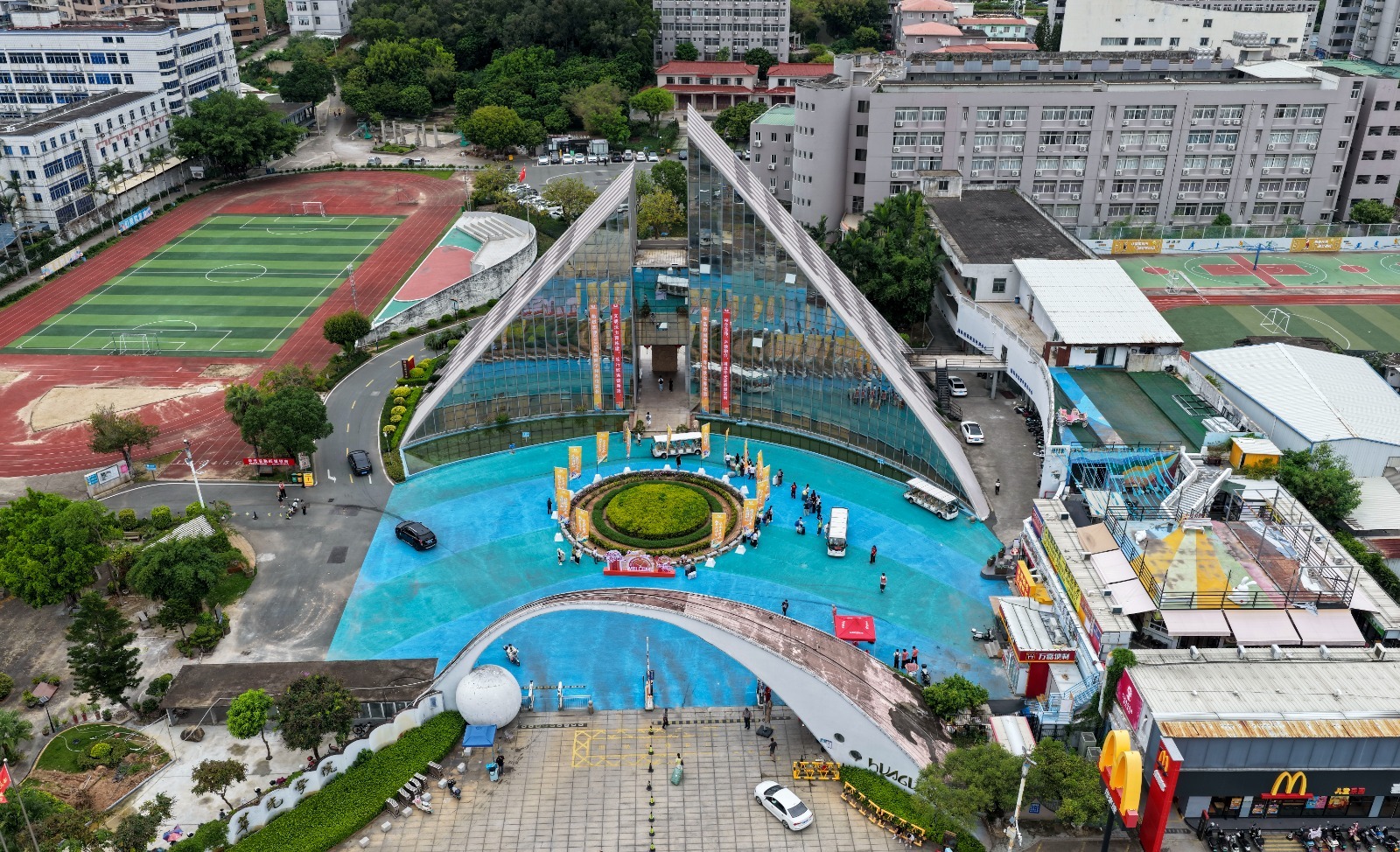 校大门.jpg