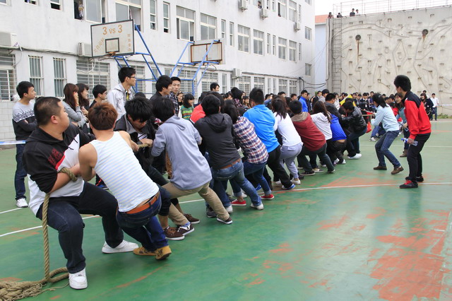 我院举办第十届“华光杯”拔河赛